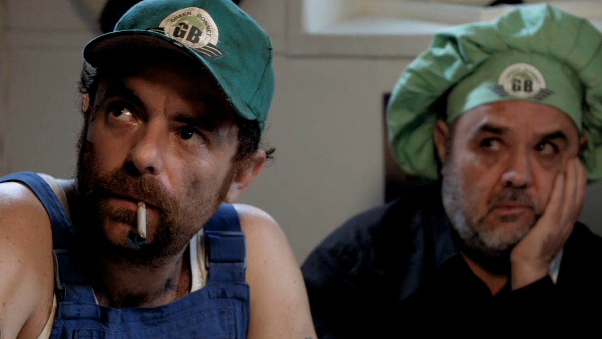 Deux hommes portant une casquette "Green Bonnet", regard dubitatif
