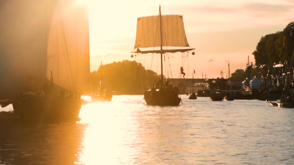 Gabares traditionnelles naviguant sur la Loire au coucher du soleil lors du Festival de Loire