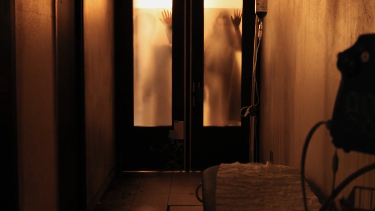 Deux silhouettes mains levées contre une porte rétroéclairée, ambiance immersive