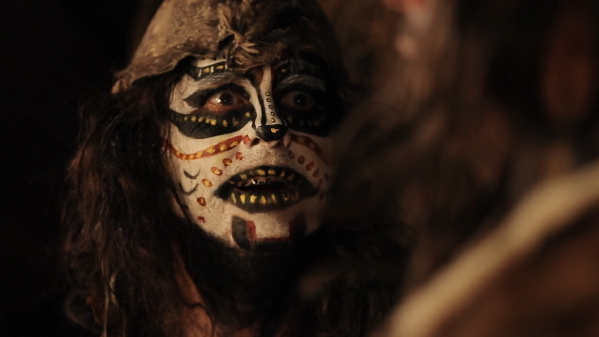 Gros plan sur un visage maquillé façon tribal effrayant