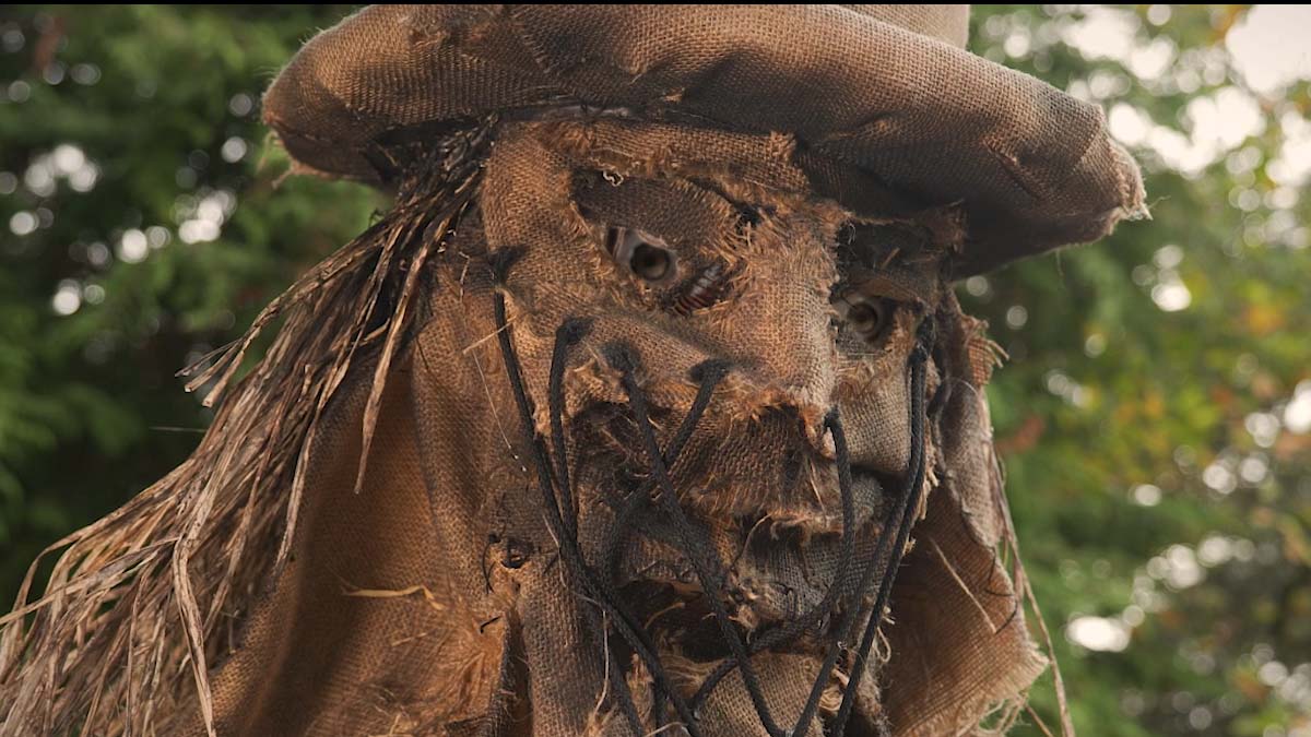 Gros plan sur un épouvantail effrayant au visage cousu, pour Halloween