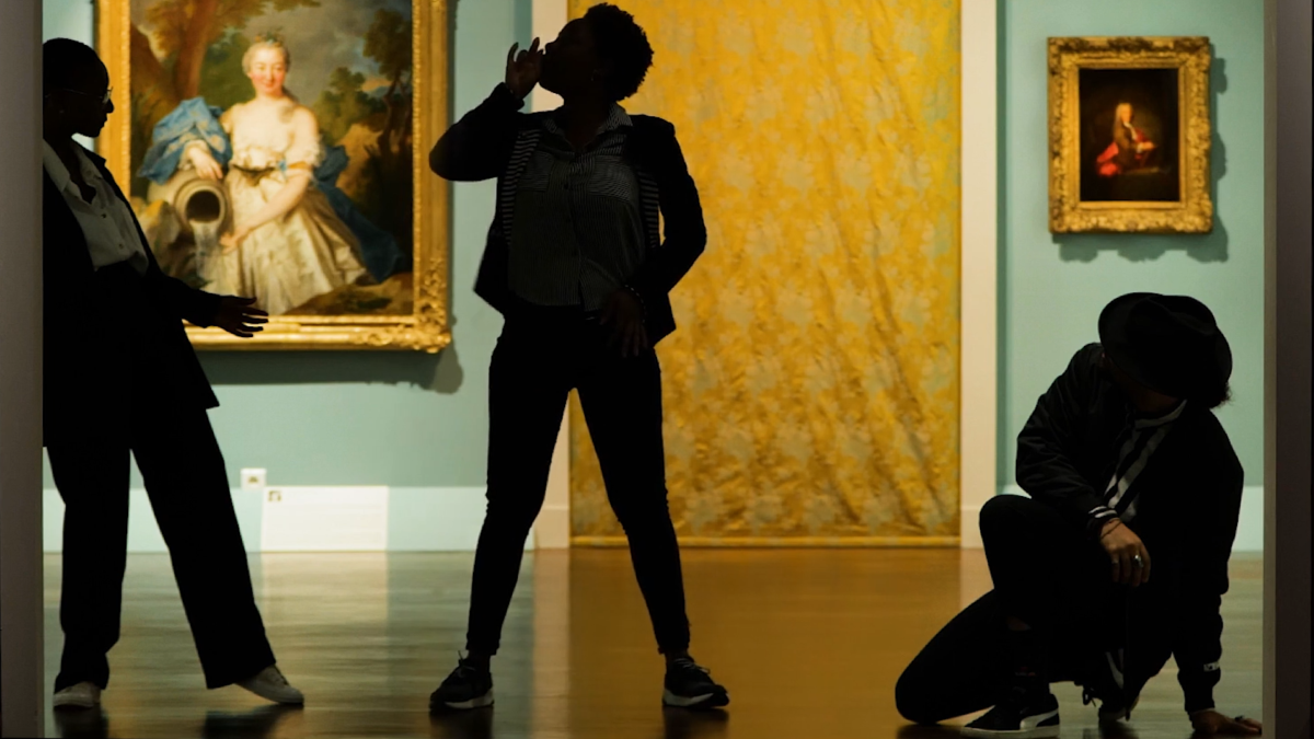 Trois silhouettes en pose dans une salle de musée aux tableaux anciens, vœux artistiques de la Mairie d'Orléans