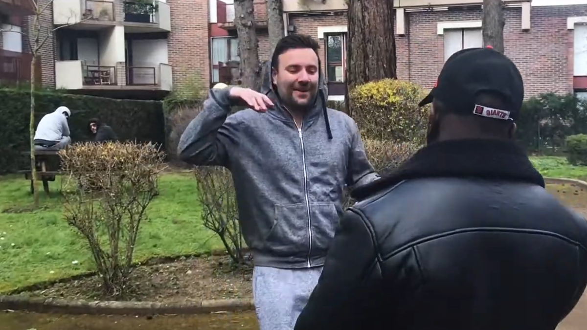 Deux hommes en confrontation comique dans une cour d'immeuble