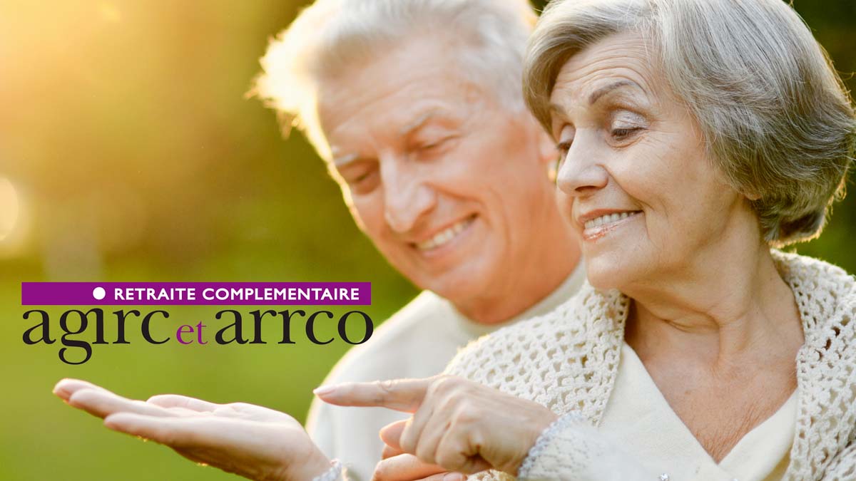 Couple de retraités souriant, logo AGIRC-ARRCO retraite complémentaire