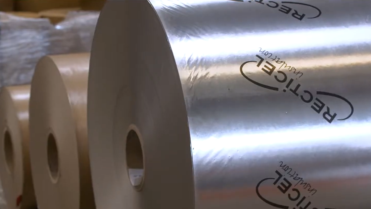 Gros plan sur des rouleaux industriels d'isolant Recticel
