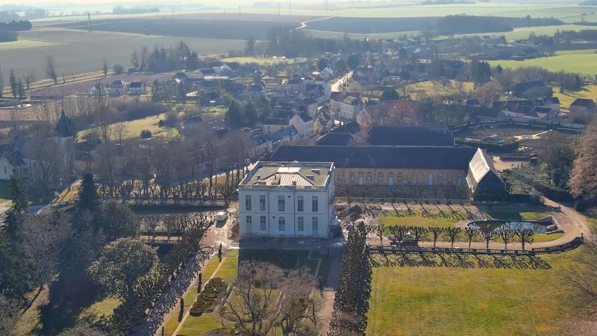 Vue aérienne du Château de Bouges et de ses jardins à la française