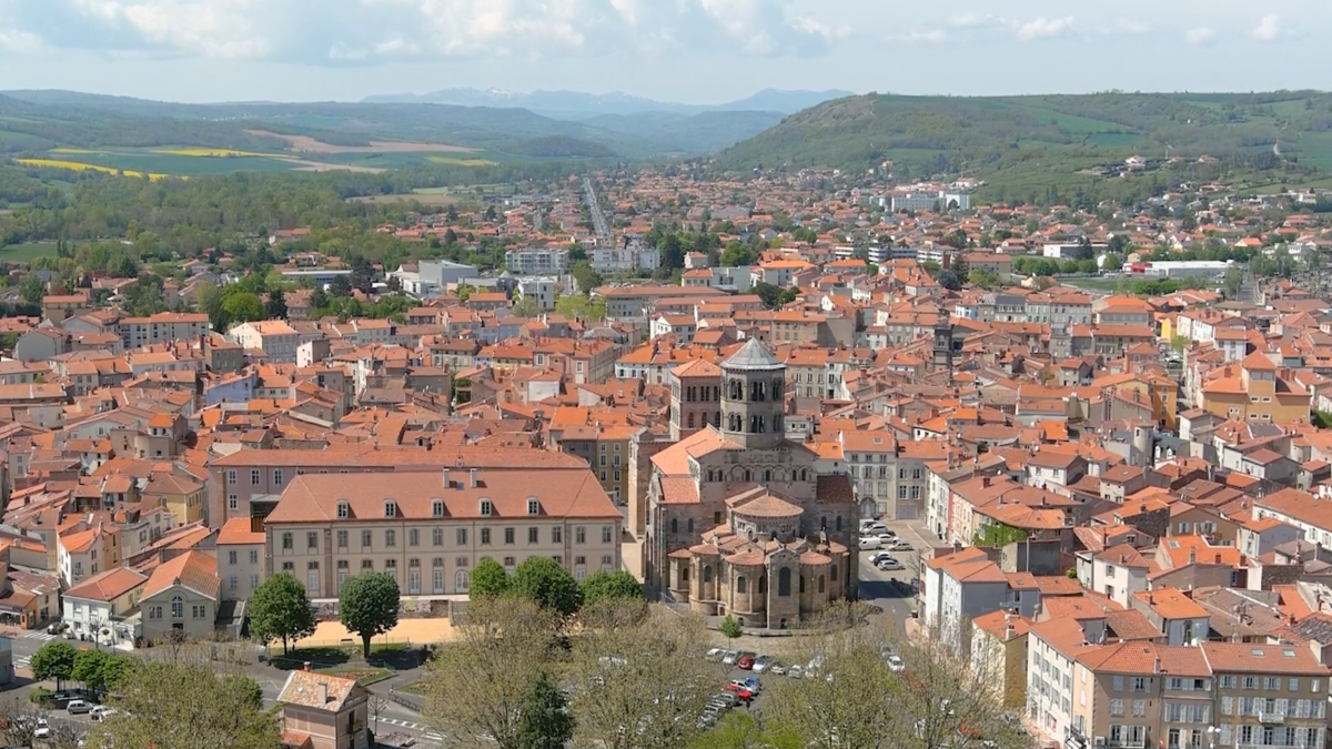 Vue aérienne de la ville d'Issoire et de son église romane