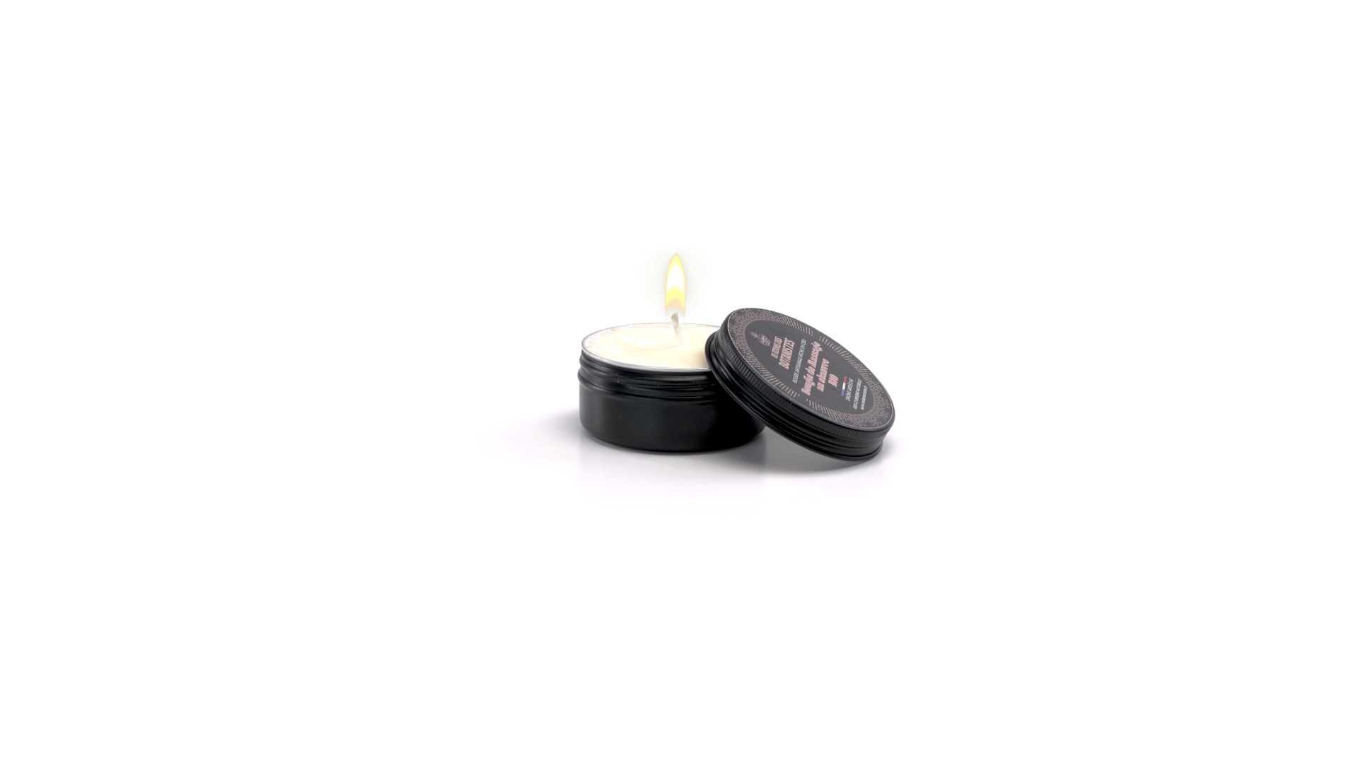 Packshot d'une bougie de massage allumée dans un contenant noir, sur fond blanc