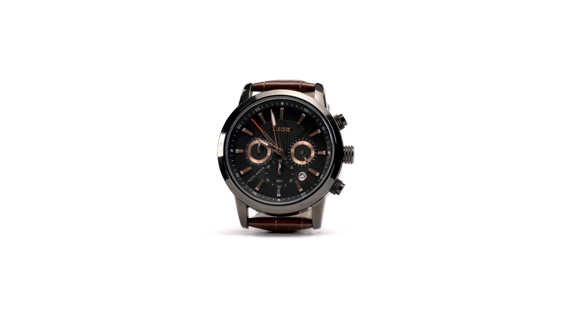 Photographie d'une montre chronographe à bracelet en cuir marron, vue de face sur fond blanc