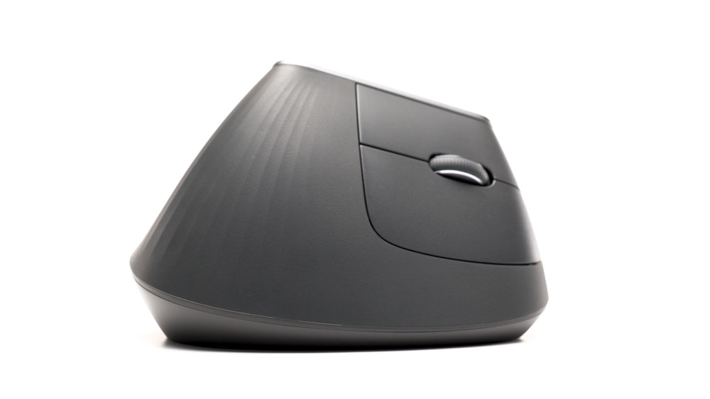 Souris ergonomique verticale noire, vue de profil sur fond blanc