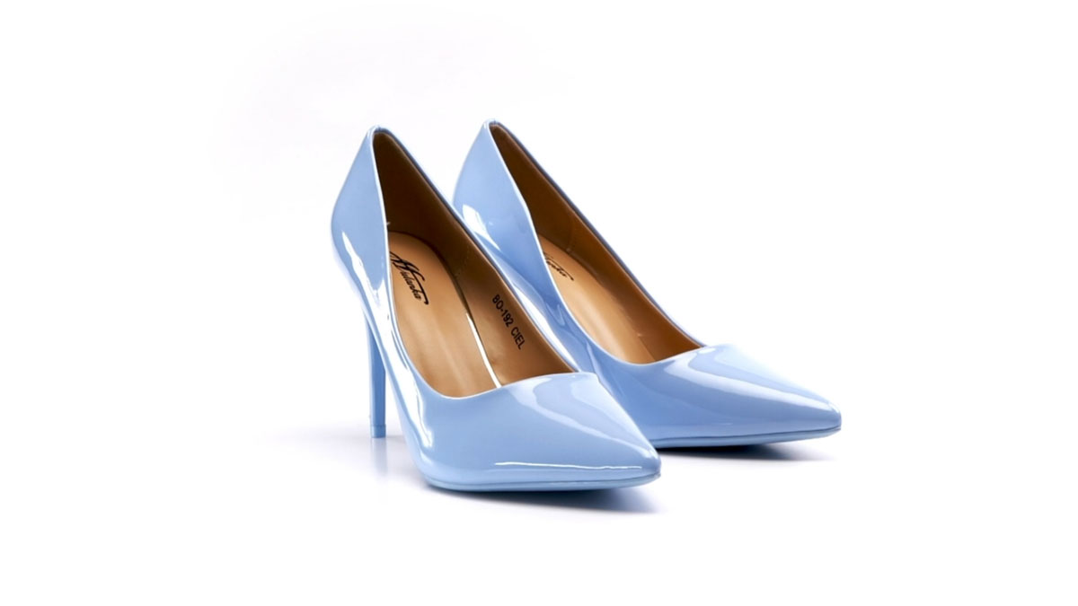Paire d’escarpins vernis bleu ciel à talon aiguille, vue de trois quarts sur fond blanc