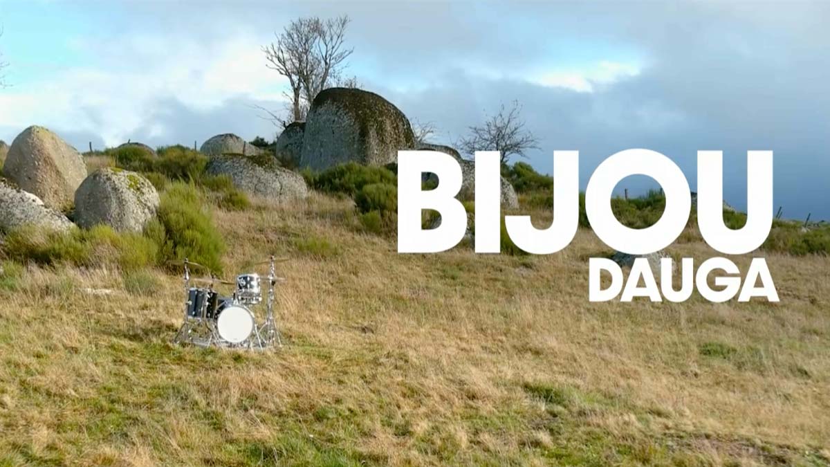 Une batterie installée en pleine lande rocheuse, titre "Bijou Dauga"