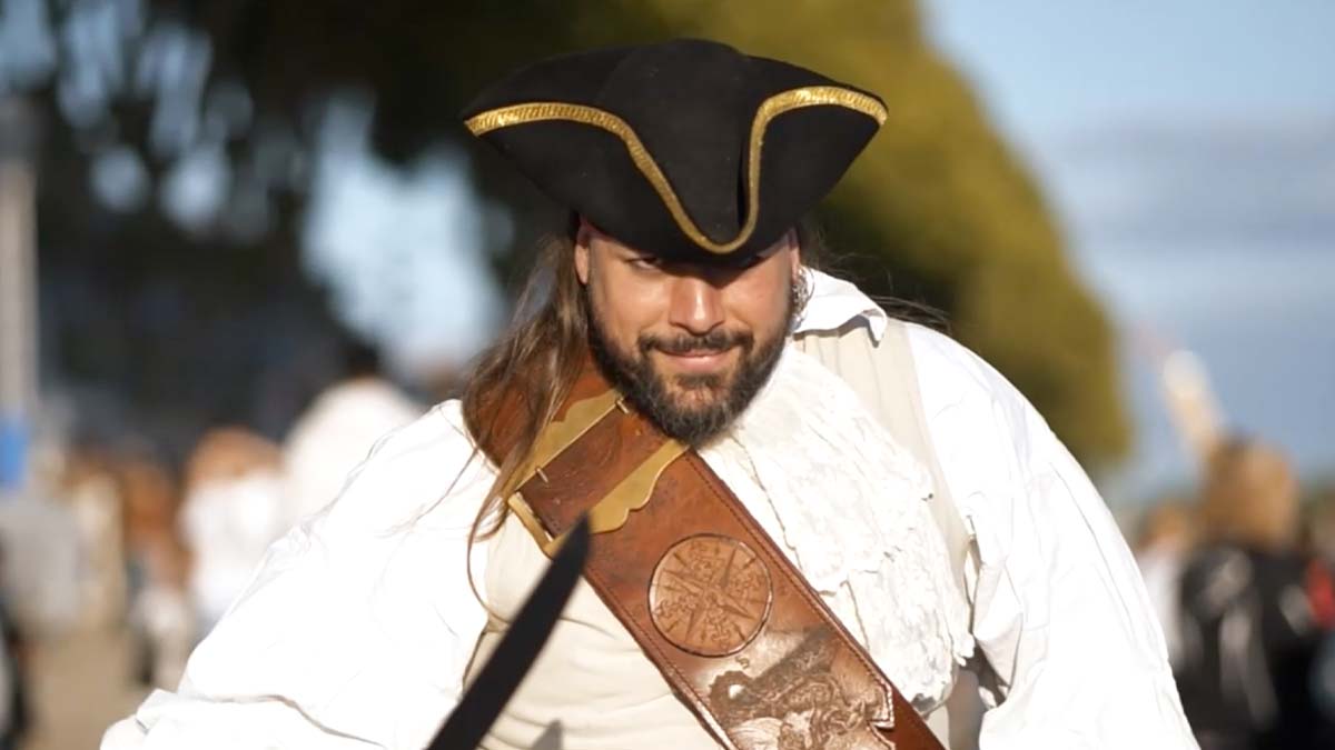 Un homme costumé en pirate avec tricorne et épée, lors du Festival de Loire