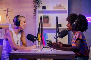 Deux intervenantes en pleine conversation lors d'un enregistrement de podcast