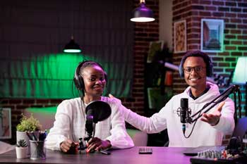 Enregistrement d'un podcast en studio avec deux intervenants au micro